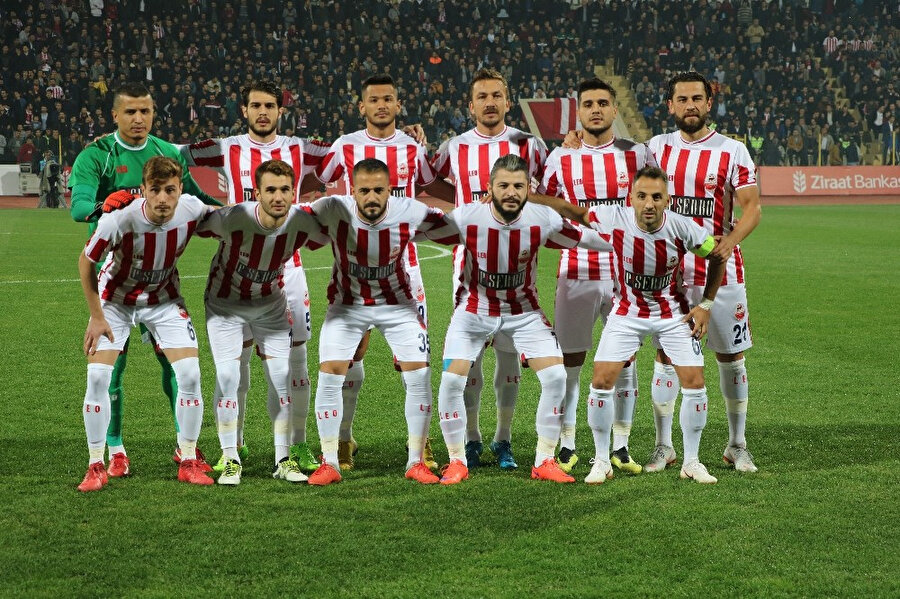 TFF 2. Lig ekibi Kahramanmaraşspor, Atiker Konyaspor mücadelesi öncesinde seremonide toplu fotoğraf çektiriyor.