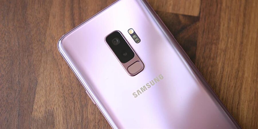 Samsung, kamera yerleşimini parmak izi okuyucu ile birlikte planlamayı tercih ediyor.