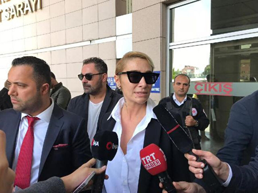 Şarkıcı Sıla, avukatı ile gittiği adliyede Ahmet Kural'dan şikayetçi oldu.