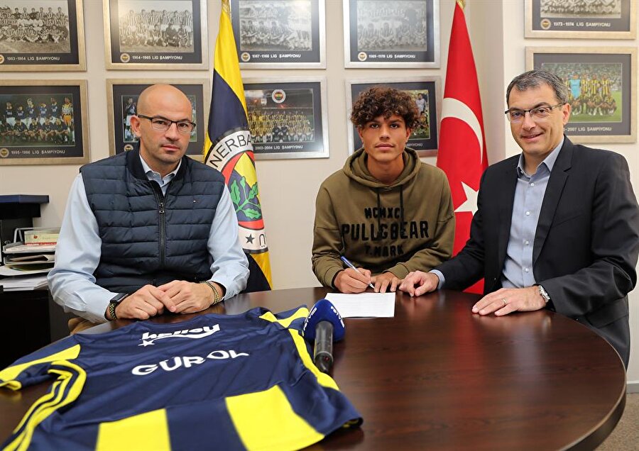 Gürol Demirezen, profosyonel sözleşmeyi imzalarken.