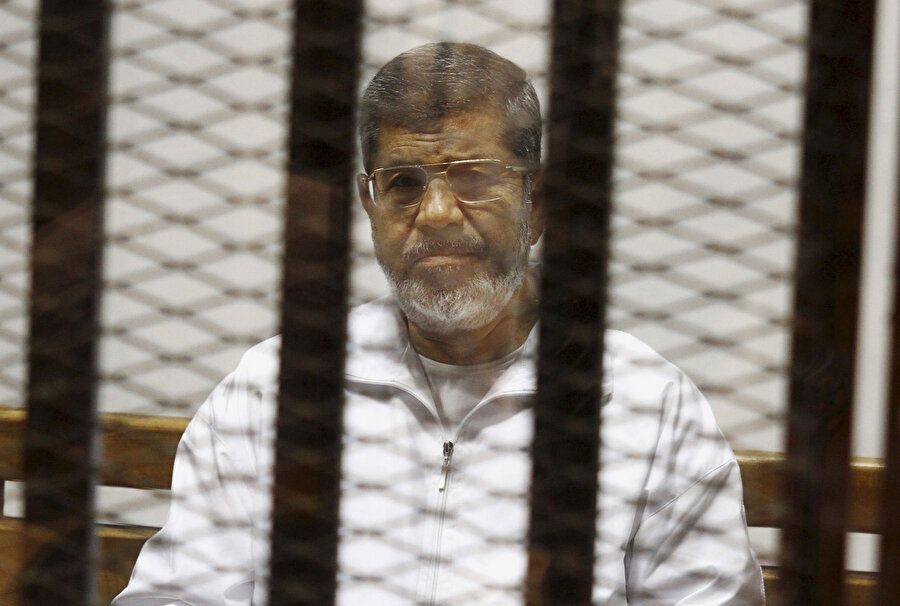 Hakkında birçok dava açılan Mursi, şu zamana kadar bir davadan idam ve bir davadan da 25 yıl hapis cezası aldı.