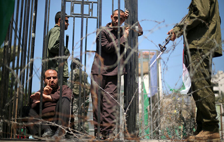 İsrail hapishanelerinde 6 bin 500 Filistinli bulunuyor.