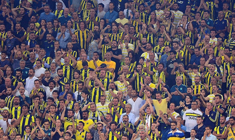 Sarı lacivertli taraftarlar, futbolcuları protesto ederken.