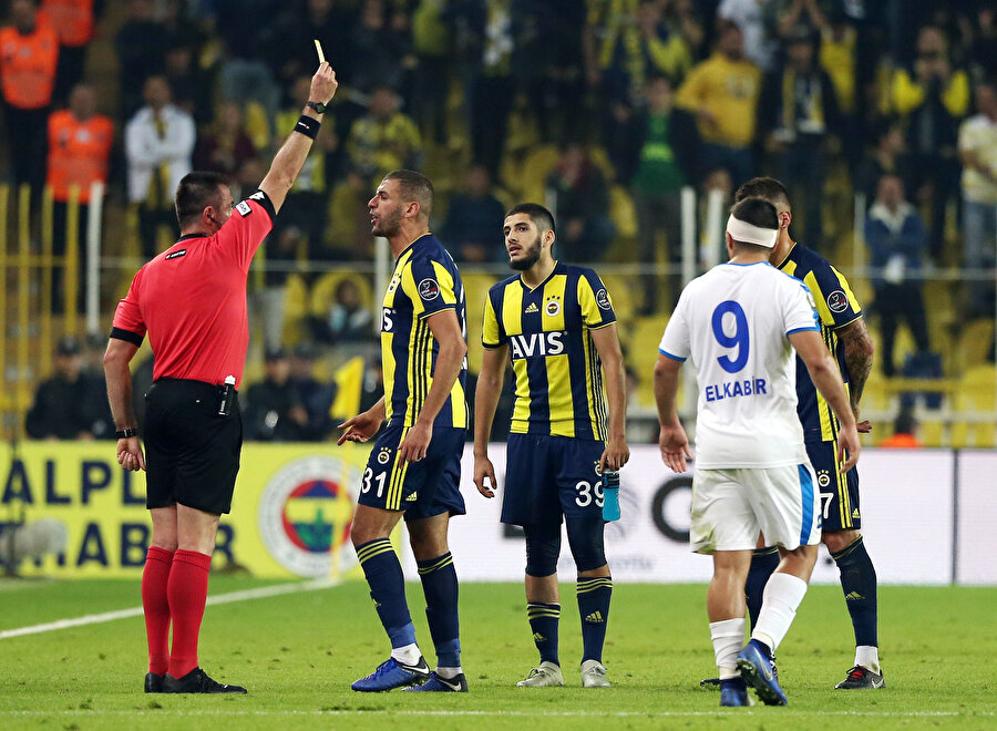 Slimani, MKE Ankaragücü karşısında kendisini Galatasaray karşısında cezalı duruma düşüren kartı yiyor.