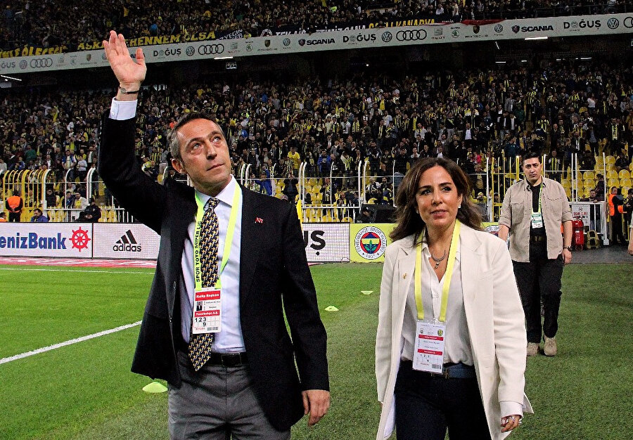 Fenerbahçe Başkanı Ali Koç, MKE Ankaragücü maçı öncesinde tribünleri selamlıyor.