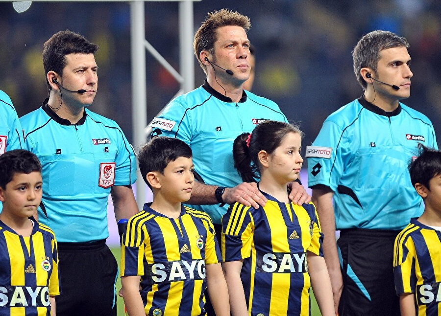 Fırat Aydınus, triosuyla birlikte Fenerbahçe maçı öncesinde seremonide İstiklal Marşı'nı bekliyor.