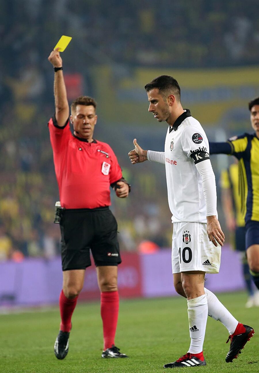 Fırat Aydınus, Fenerbahçe - Beşiktaş derbisinde Oğuzhan Özyakup'a sarı kart gösteriyor.