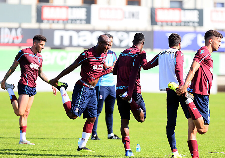Trabzonsporlu oyuncular antrenmanda ısınma hareketlerini yaparken.