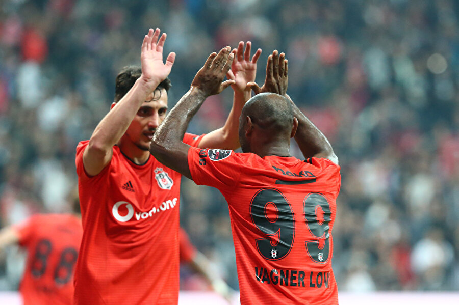 Rizespor karşısında hücum hattında bulunan Vagner Love ve Mustafa Pektemek birbirlerini tebrik ediyor...