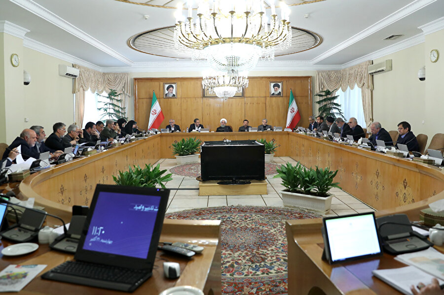 İran Cumhurbaşkanı Hasan Ruhani, ABD yönetiminin 5 Kasım’da getireceği İran petrolünü hedef alan tek taraflı yaptırımlarla ilgili başkent Tahran'da Bakanlar Kurulu toplantısında konuşma yapmıştı.
