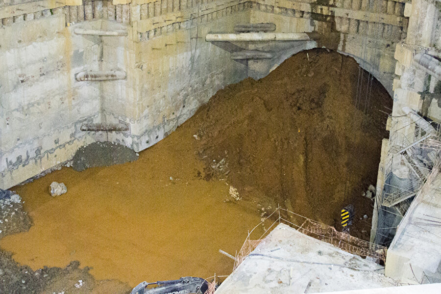 Ümraniye'de metro inşaat sahasının da bulunduğu caddede göçük meydana geldi.