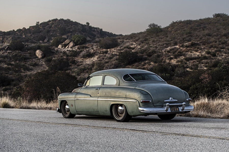 Mercury Coupe'nin yol üzerindeki ihtişamı da ilgi çekici. 