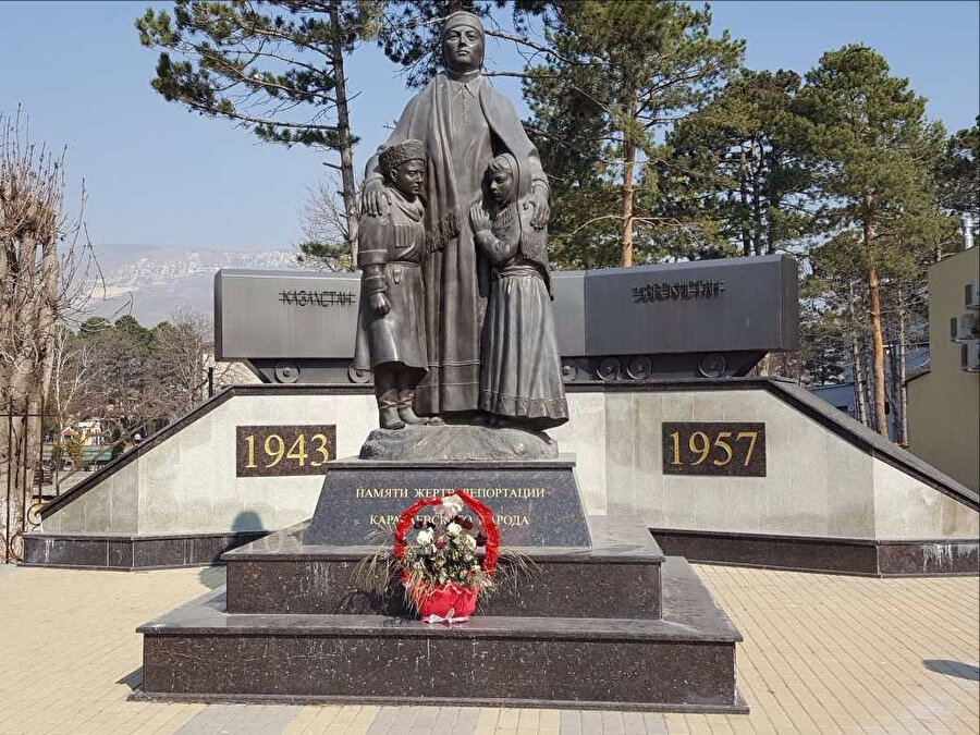 Karaçay-Çerkes Cumhuriyeti'nin Uçkeken bölgesinde sürgünün anısına yapılmış heykel.