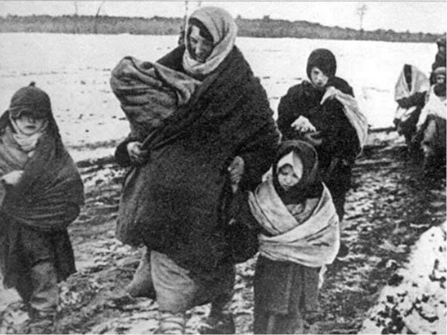  2 Kasım 1943’de başlanan sürgünde 68,614 Karaçay Türkü Kazakistan ve Kırgızistan'a sürüldü.
