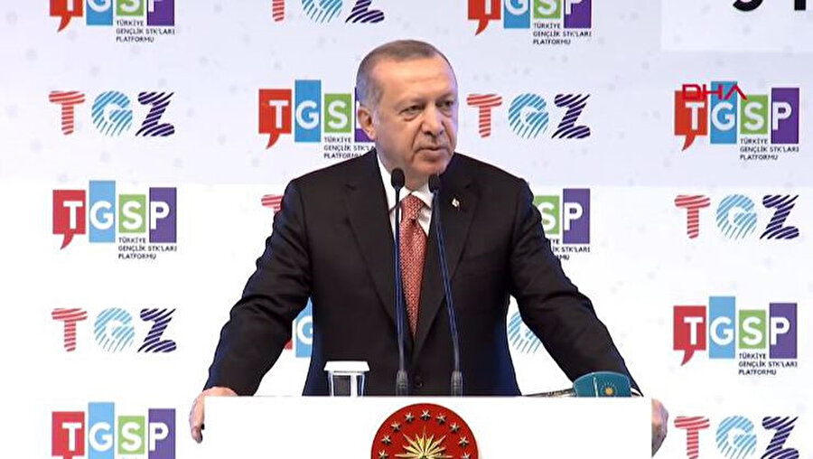 Cumhurbaşkanı Erdoğan, Türkiye Gençlik Zirvesi'nde lise yıllarında katıldığı şiir yarışmasında Mehmet Akif'in 'Zulmü Alkışlayamam' şiirini okuduğu ve kazandığı yarışmadan gençlere nasihat niteliğinde anılarını anlattı.