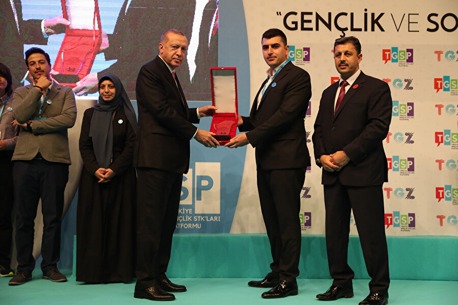 Cumhurbaşkanı Erdoğan, sosyal girişimcilik ödülleri kapsamında ilk 6'ya giren projelere ödüllerini takdim etti.