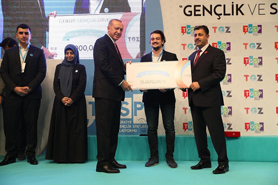 Sosyal girişimcilik projelerinde birinciye 15 bin lira ödül verildi.