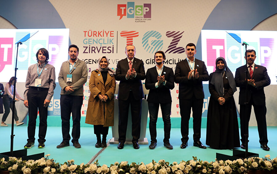 Ödül alan isimler Cumhurbaşkanı Erdoğan'la fotoğraf çektirdi. 