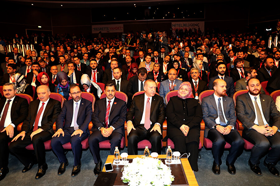Cumhurbaşkanı Erdoğan 'Türkiye Gençlik Zirvesi' programına katıldı. Erdoğan burada bulunan gençlere hitaben bir konuşma yaptı.