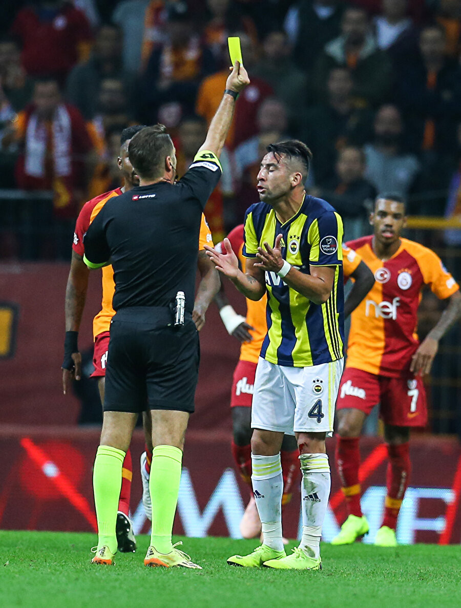 Fırat Aydınus, Fenerbahçe forması giyen Isla'ya sarı kart gösteriyor.
