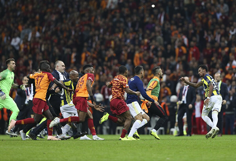 Belhanda'ya tokat arak gerilimin tırmandıran Jailson, Galatasaraylı futbolcular tarafından kovalanıyor.