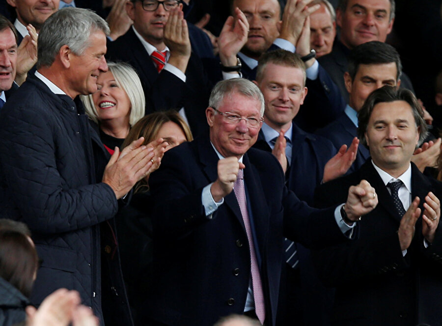 Rahatsızlığının ardından Old Trafford'a dönen Sir Alex Ferguson, büyük bir sevgi gösterisiyle karşılanıyor.