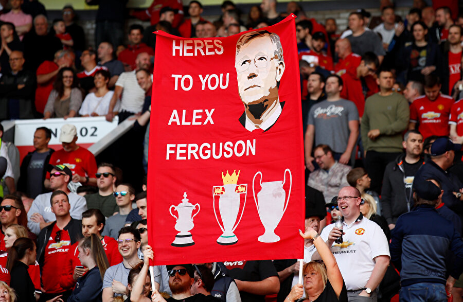 Manchester United taraftarı, Sir Alex Ferguson'a vefa gösterisinde bulunuyor.
