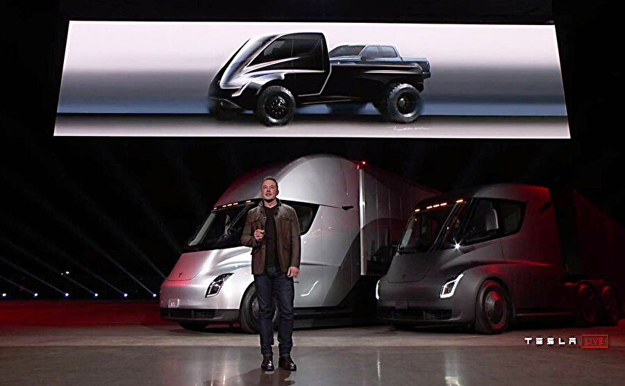 Elon Musk, kamyonetlerin tanıtım etkinliğinde. 