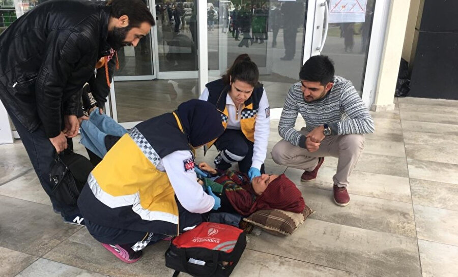 Baygınlık geçiren aday, ambulansla hastaneye kaldırıldı.n