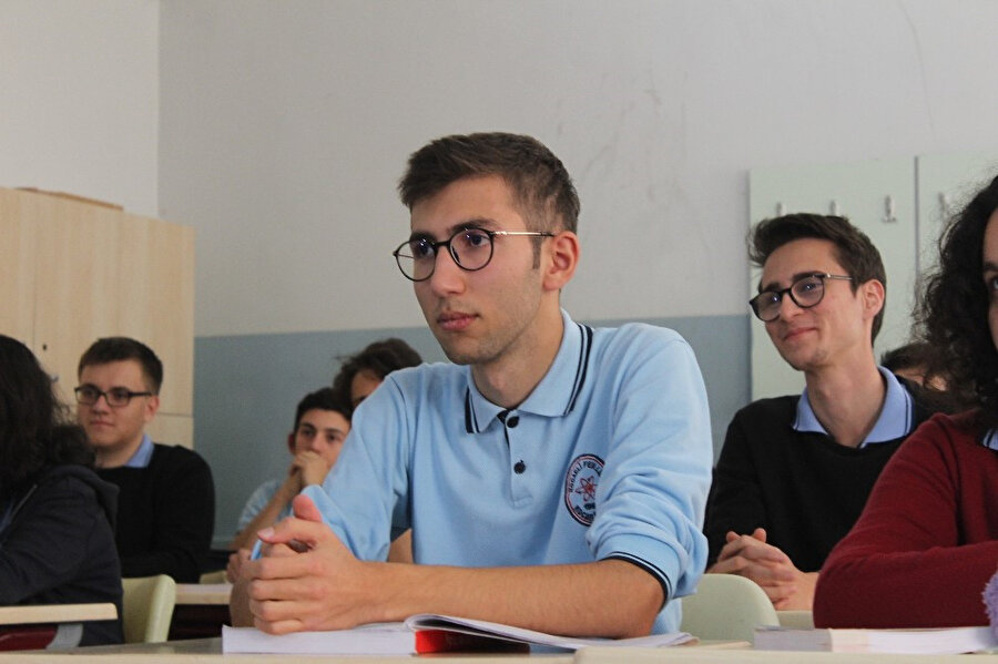 Genç dahi Ahmet Akif, öğrencilik hayatını da başarılı biçimde sürdürüyor. 