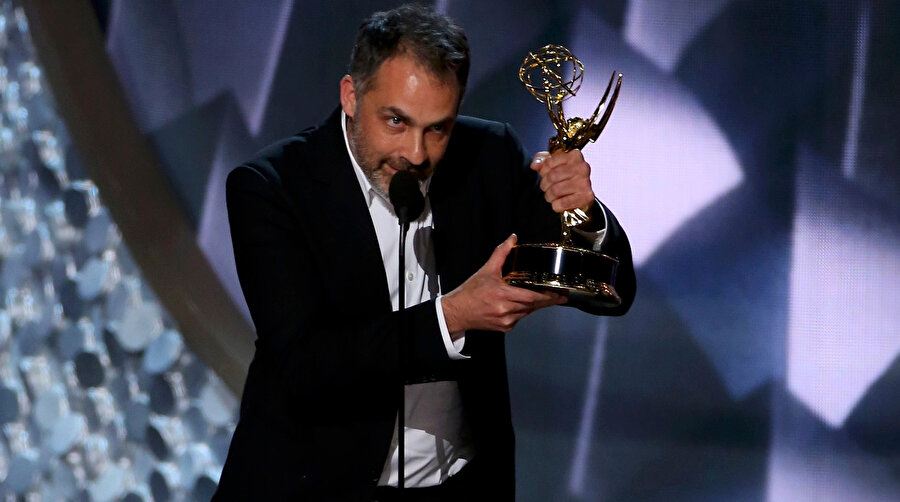 Miguel Sapochnik, 68. Emmy Ödülleri'nde Drama Dizisi Dalında En İyi Yönetmen ödülünü alırken