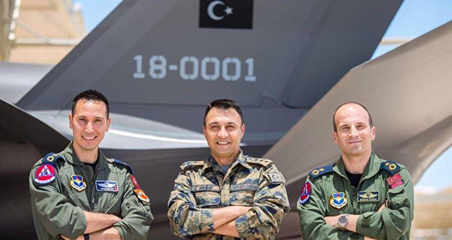 ABD'de eğitim alan Binbaşı Halit Oktay Binbaşı ve Mustafa Onur Kara