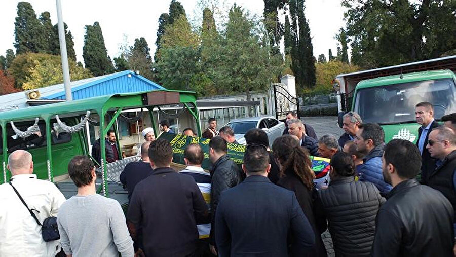 Cenazeyi almaya Şener'in ailesi, okul arkadaşları, taraftarlar ve Fenerbahçe Spor Kulübü Başkanı Ali Koç geldi.
