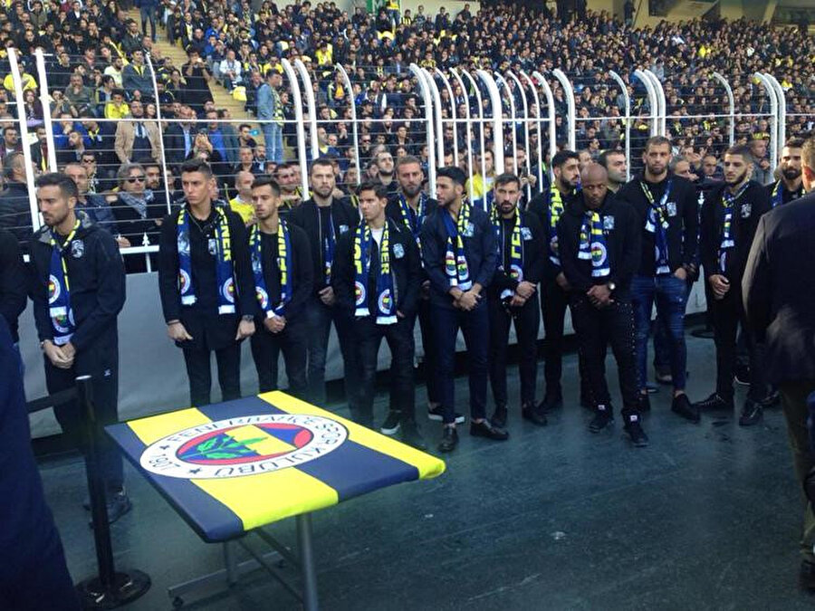 Fenerbahçeli futbolcular ve teknik heyet tören için Ülker Stadyumu'na geldi.