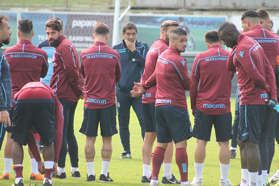 Ünal Karaman, Süper Lig'in 12. haftasında Yeni Malatyaspor ile oynayacakları karşılaşma için futbolcularla toplantı gerçekleştiriyor...