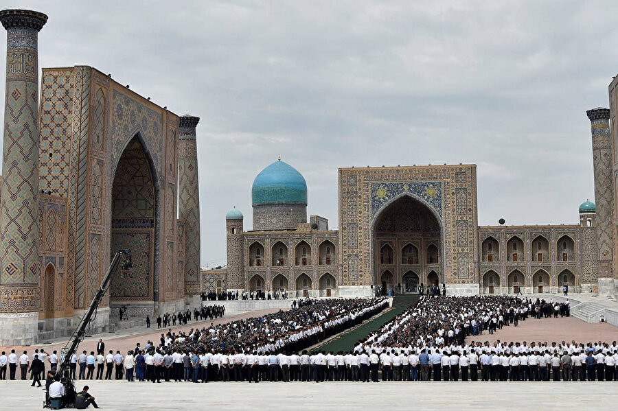 İslam Kerimov için 3 Eylül'de, doğduğu Semerkand şehrinde, yabancı devlet başkanlarının de katıldığı kalabalık bir cenaze töreni düzenlendi.