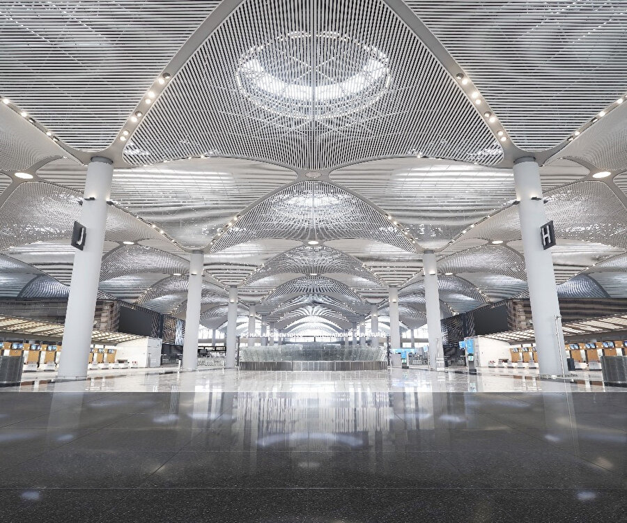 Dünyanın sıfırdan yapılan en büyük havalimanı olan İstanbul Havalimanı’nda güvenlik seviyesi üst düzeye çıkartıldı. Son teknolojiyle donatılan havalimanı, termal özellikli ve 360 derece dönebilen kameraların da bulunduğu 9 bin kamerayla izlenecek.