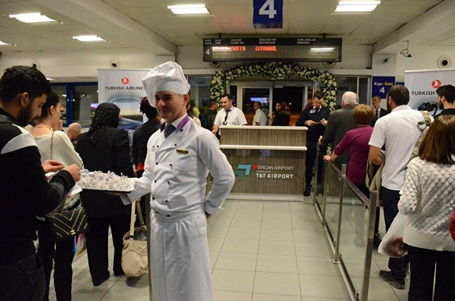 Kuzey Kıbrıs Türk Cumhuriyeti'nden (KKTC), İstanbul Havalimanı'na giden ilk uçağın yolcuları, limonata ve güllerle uğurlanmıştı. 