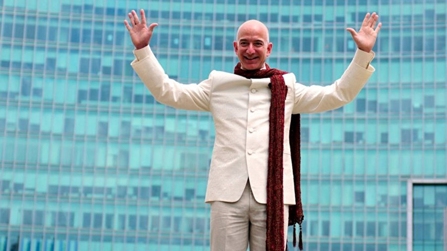 Jeff Bezos kıyafet seçimi, konuşmaları ve otomobilleriyle de sürekli olarak gündem oluşturmaya devam ediyor. 