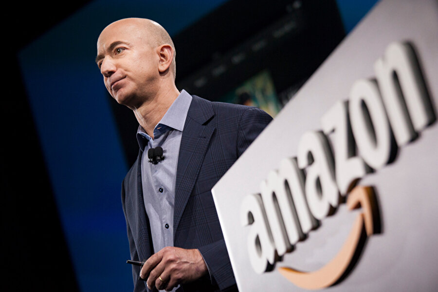 Jeff Bezos, Amazon'daki başarılarıyla hem en zengin insan unvanına kavuştu hem de şirketini dünya devleri arasına sokmayı başardı. 