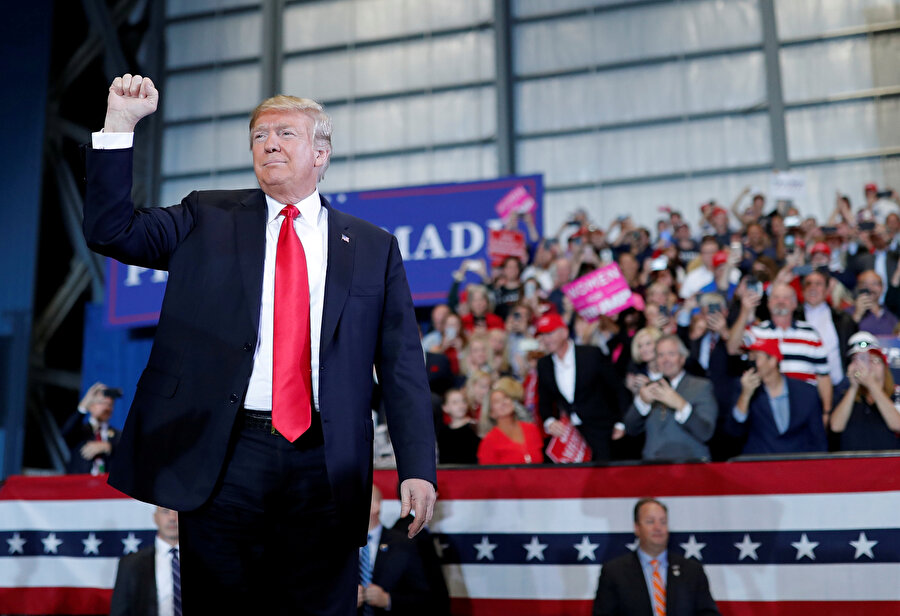 Seçimde ABD Başkanı Trump doğrudan oylanmayacak; ancak uzmanlar bu ara seçimlerin Trump’ın 22 aylık Beyaz Saray performansının bir değerlendirmesi niteliğinde olacağı görüşünde.