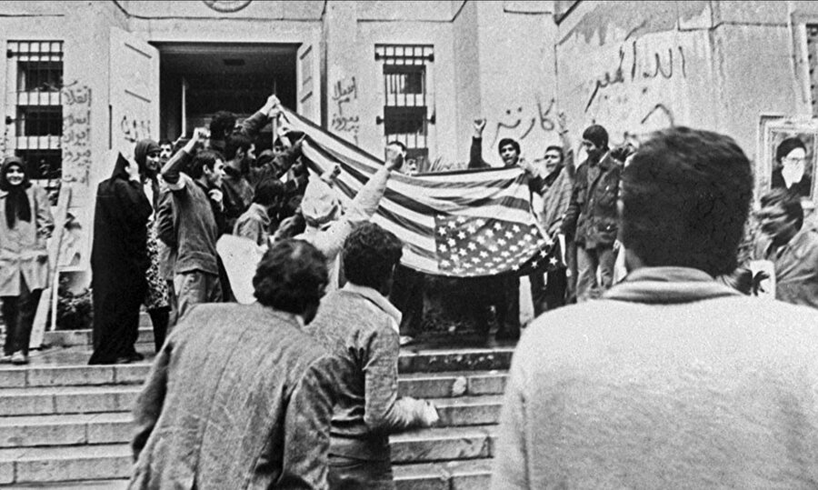 4 Kasım 1979 günü 'İmam Humeyni Hattına Tabi Müslüman Öğrenciler' adlı öğrenciler, ABD yönetiminin İran'ın devrik lideri Şah Pehlevi'nin ABD'ye girişine izin vermesini protesto etmek amacıyla ABD'nin Tahran Büyükelçiliği binasını bastı.