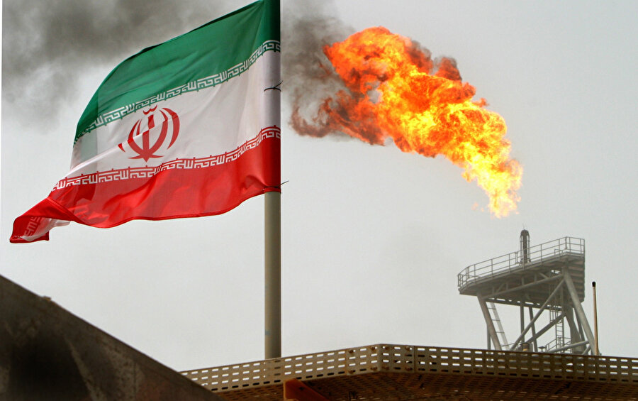 Bugün uygulamaya konulan yaptırımlar, İran ekonomisinin temel direkleri konumunda olan petrol ihracatı, deniz taşımacılığı ve bankacılık sektörlerini vuracak.