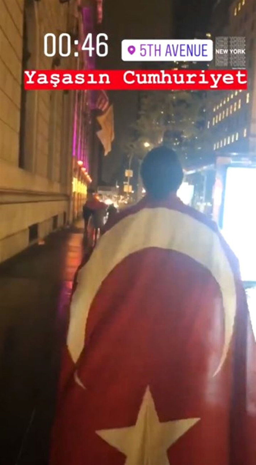 Nusret Gökçe, omzuna astığı Türk bayrağıyla New York sokaklarında yürüyerek 29 Ekim'i kutladı. 
