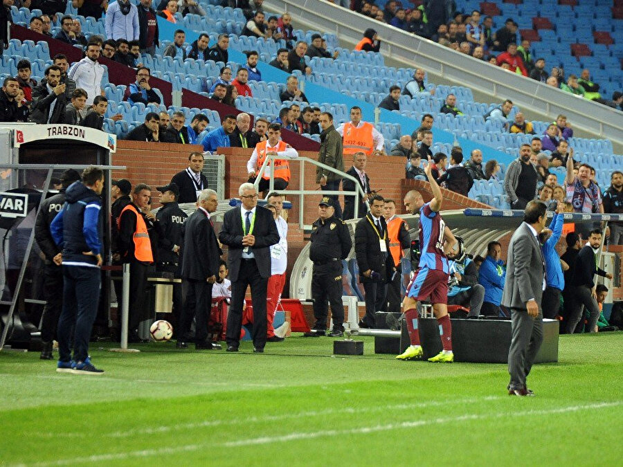 Burak Yılmaz, Ünal Karaman'a tepki göstererek soyunma odasına gidiyor...