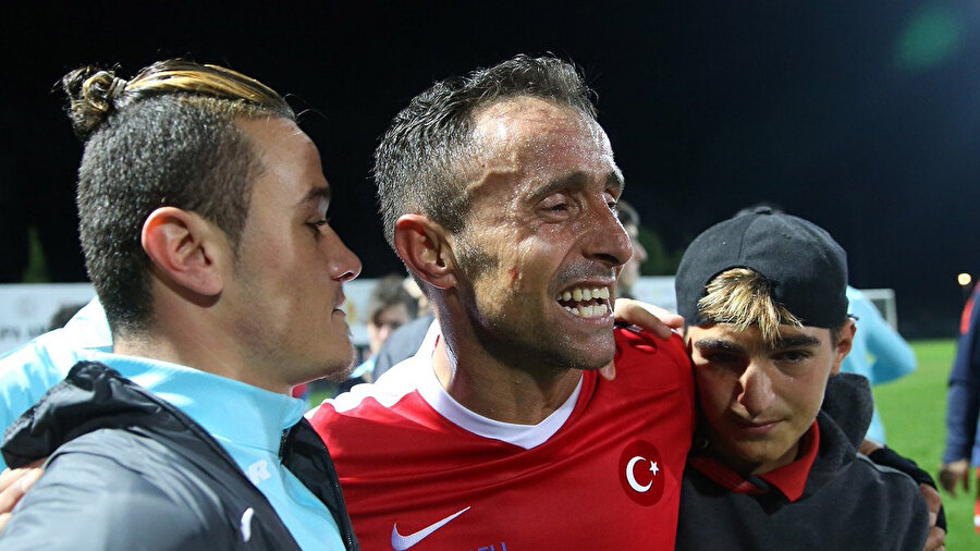 2017 Avrupa Şampionası'nda finale yükselen takımın kaptanı olan Osman Çakmak bu tarihi başarının ardından gözyaşlarına hakim olamıyor.