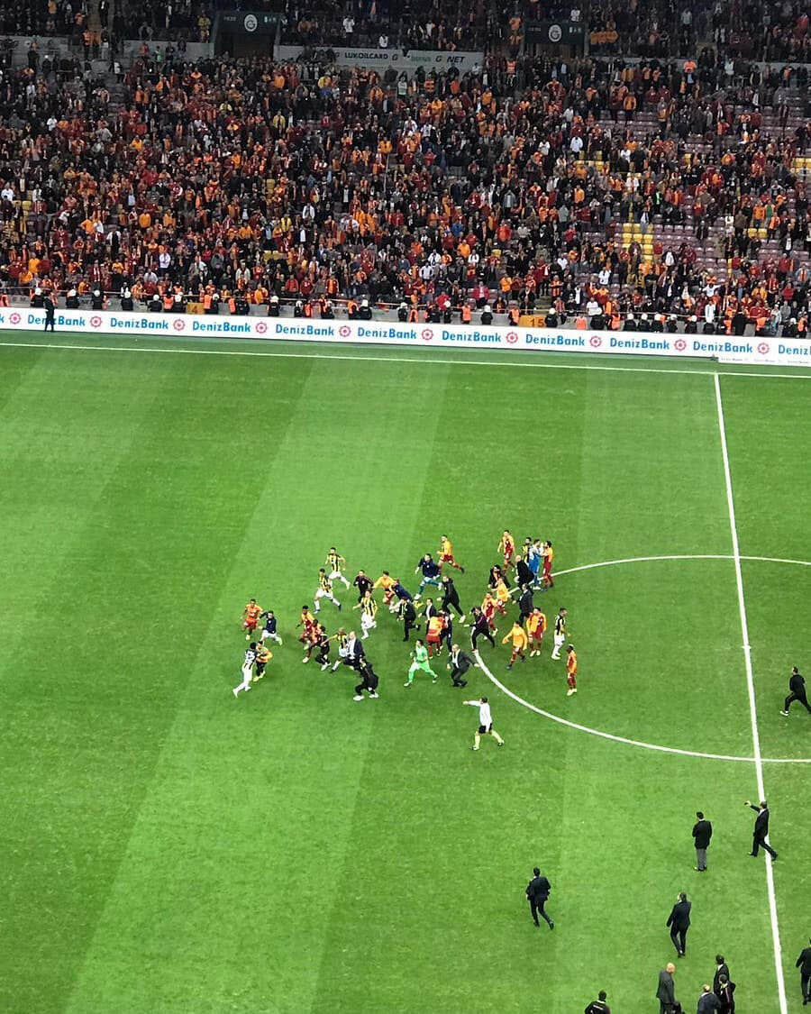 Türk Telekom Stadyumu'nda oynanan derbinin sonunda iki takım oyuncularının kavgası bu şekilde görüntülendi.