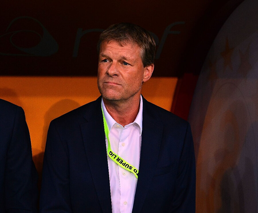 Erwin Koeman, yedek kulübesinden karşılaşmayı takip ederken.