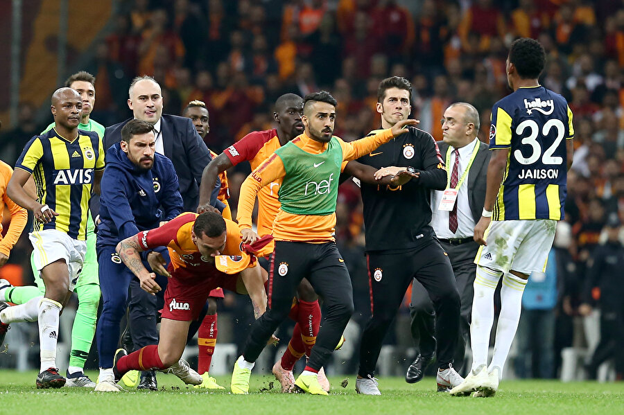 Jailson, üzerine gelen Galatasaraylı futbolculardan kurtulmaya çalışıyor...