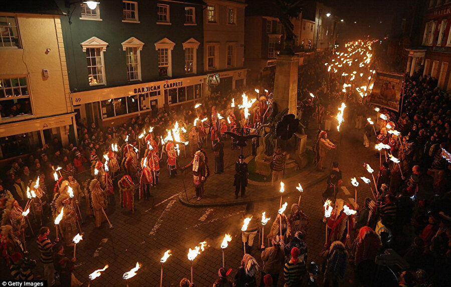 Her yıl 5 Kasım’da ‘Guy Fawkes Gecesi’ adı altında Birleşik Krallık’ta kutlama yapılıyor.